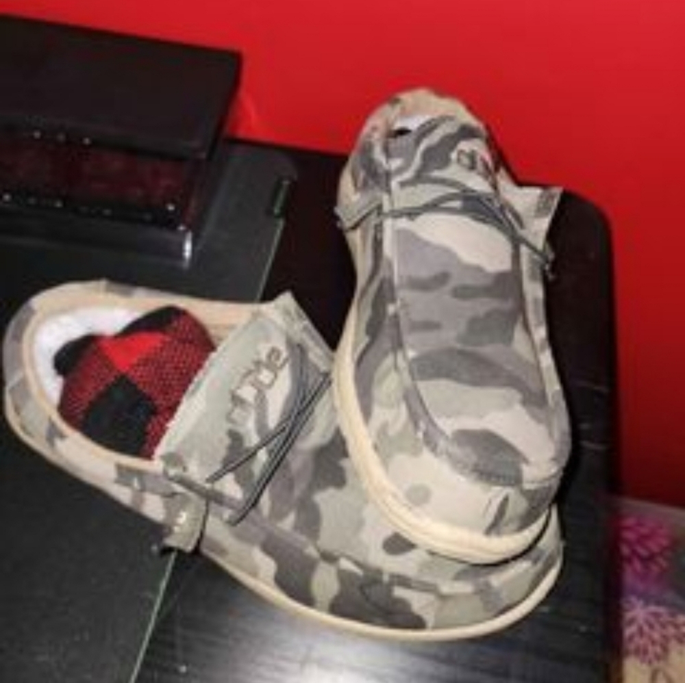 Hey Dude, size 12